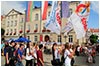 Pielgrzymi z caego wiata na dzieroniowskim rynku -  23.07.2016.