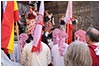 Pielgrzymi z caego wiata na dzieroniowskim rynku -  23.07.2016.